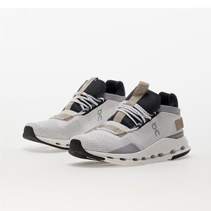 ON W CLOUDNOVA Size 5.5 
White/ Sand